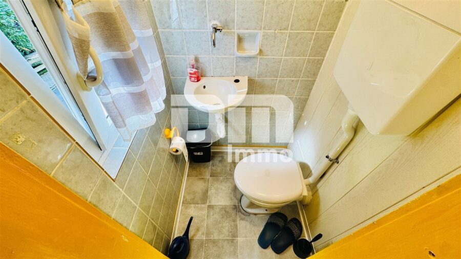 Modernisierte Doppelhaushälte mit Dachterrasse + 2 Garagen und großzügigem Platzangebot - EG Gäste WC